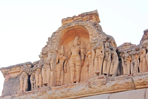 Bassorilievi in pietra sulle pareti dei Templi Hampi. Scavare pietra sfondo antico. Figure scolpite in pietra. Patrimonio mondiale dell'Unesco. Karnataka, India. Sfondo di pietra . — Foto Stock
