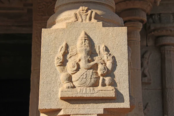 Stone reliefer på kolumnen i tempel Hampi. Carving sten antika bakgrund. Snidade figurer av sten. UNESCO: S världsarvslista. Karnataka, Indien. Stone bakgrund. — Stockfoto