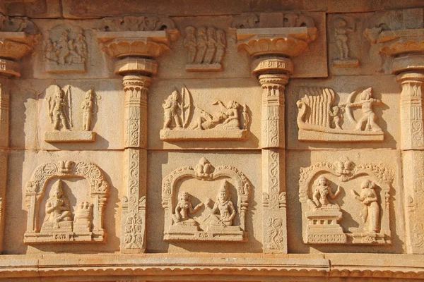 Kamienne płaskorzeźby na ścianach w Hampi świątyń. Rzeźba kamień antyczny tła. Rzeźbione figury wykonane z kamienia. Światowego dziedzictwa UNESCO. Karnataka, Indie. Kamienne podłoże. — Zdjęcie stockowe