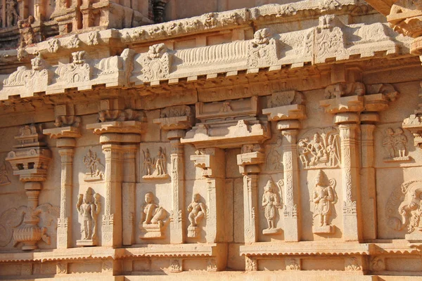 Bassorilievi in pietra sulle pareti dei Templi Hampi. Scavare pietra sfondo antico. Figure scolpite in pietra. Patrimonio mondiale dell'Unesco. Karnataka, India. Sfondo di pietra . — Foto Stock