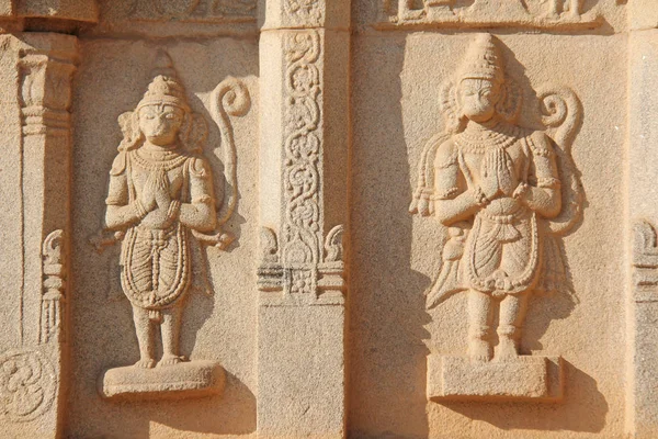 Kő burkolóelemek Hampi templomok falára. Faragott kő ókori háttér. Kőből faragott figurák UNESCO Világörökség része. Karnataka, India. Kő háttér. — Stock Fotó