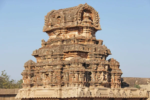 Templo Hazara Rama en Hampi, Karnataka, India. Unesco Patrimonio de la Humanidad. Tallar piedra fondo antiguo. Figuras talladas en piedra . — Foto de Stock