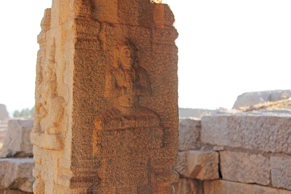 Stone bas-reliefs on the column in Hazara Rama Temples Hampi. Carving stone ancient background. Carved figures made of stone. Unesco World Heritage Site. Karnataka, India. Krishna, Vishnu, Devi. — Stock Photo, Image