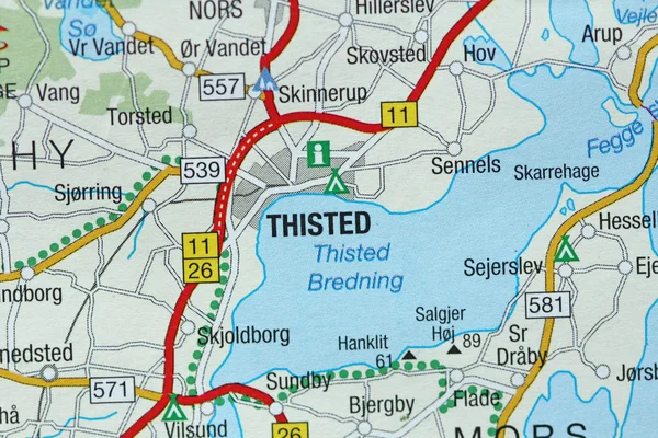 Thisted. Kongeriget Danmark. En papperskarta och vägar på kartan. — Stockfoto