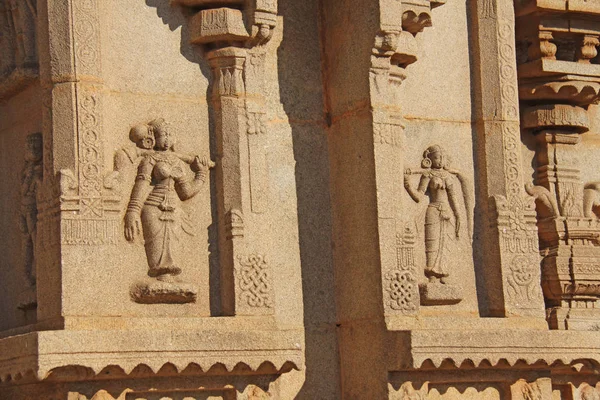 ハザラ人ラマ寺院の外側の壁の彫刻の詳細。ハンピ、カルナタカ州、ユネスコ。インドの神の彫刻石. — ストック写真