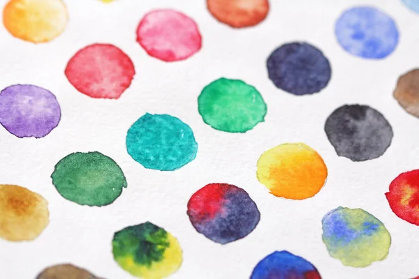 Círculos multicoloridos brilhantes de aquarelas. Papel de fundo. Fundo para decoração e seu design. Fundo aquarela de círculos. Verde, vermelho, amarelo, azul, amarelo confete . — Fotografia de Stock