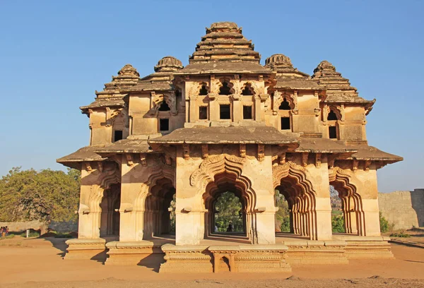 亨比的莲花泰姬陵寺, 卡纳卡, 印度。美丽的石刻拱门和日落。来自果阿州的一条受欢迎的旅游路线。美丽的印度教寺庙. — 图库照片