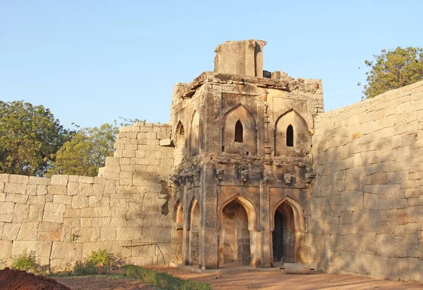Παρακολουθήστε Πύργος του Zanana περιβλήματος στο Hampi - ένα μνημείο παγκόσμιας πολιτιστικής κληρονομιάς βρίσκεται στην επαρχεία Karnataka της Ινδίας. Αξιοθέατα τα ερείπια της Hampi. — Φωτογραφία Αρχείου