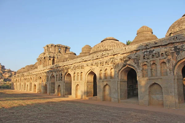 Estábulos dos Elefantes. Garagem ou estacionamento para elefantes reais. Hampi Monumentos, Karnataka, Índia . — Fotografia de Stock