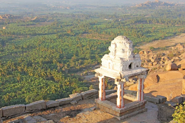 Nascer do sol em Hampi na colina Matanga. Vista de cima, do céu, aerofóbico. Templo indiano Hampi ao sol . — Fotografia de Stock