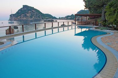 Yüzme Havuzu: Korfu, Yunanistan Deniz Manzaralı