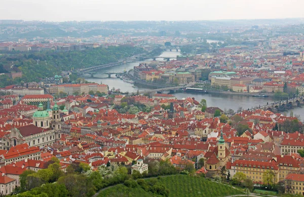 Prag Charles Köprüsü Vltava Nehri, evler kiremitli çatıları ile yatay bir Panoraması — Stok fotoğraf