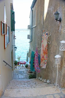Rovinj, Istria Yarımadası, Hırvatistan, 30 Haziran 2013: güzel romantik eski şehir, Rovinj. Dar taş sokakları renkli mağazaları ile büyüleyici görünümü.
