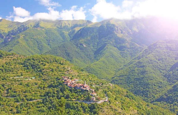 Un petit village dans les Alpes italiennes — Photo