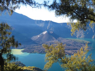 Rinjani, Endonezya yanardağ krater Mavi Göl