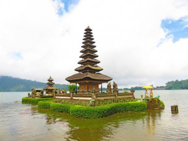 Bali adasındaki Pura Ulun Danu Bratan tapınağı. Hindu tapınağı