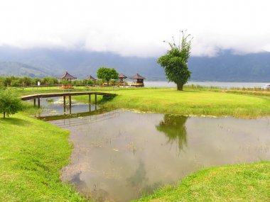 Lake Beratan Bali Adası ve göl köprüden
