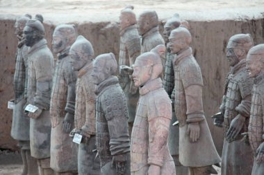 Xian, Çin -12 Nisan 2012 - Terracotta Army görünümünü (asker ve at mezar heykelleri), Xi'an, Çin'in Qin Shi Huang Türbesi yakınındaki çukurlara gömülü savaşçı heykelleri binlerce topluluğu.