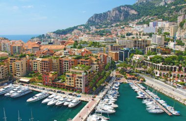 Panoramik bir Fontvieille - Monaco yeni bölge. Tekneler ve yüksek katlı apartman kompleksi. Monako Prensliği Batı Avrupa'da Fransız Rivierası'nda bulunan bir özerk şehir durumudur,.