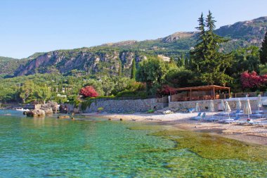Paleokastritsa masmavi denizde ile bay, üzerinden yukarıda: Korfu, Yunanistan adada görüntülemek