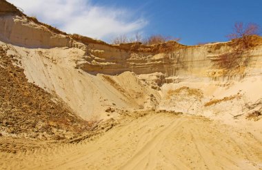 Mavi gökyüzü ve beyaz bulutlar güzel Kum Çölü. Kumullar çöl. Kum tepeleri manzarası.