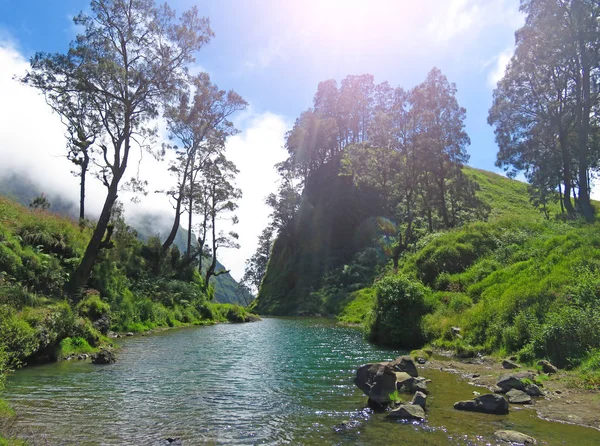 Hermoso río de montaña en el cráter del volcán Rinjani, Indonesia . — Foto de Stock