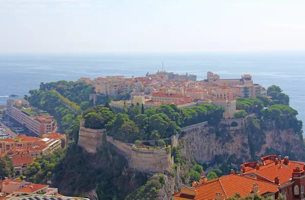Antigua península de la ciudad con palacio príncipe en Mónaco, pequeño país en la Europa mediterránea — Foto de Stock