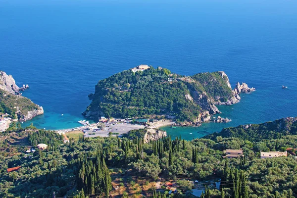 Baía com mar azul em Paleokastritsa, vista de cima na ilha de Corfu, Grécia — Fotografia de Stock