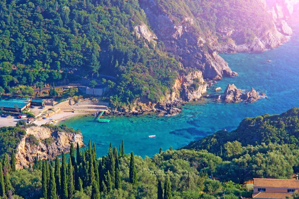 Baía com mar azul em Paleokastritsa, vista de cima na ilha de Corfu, Grécia — Fotografia de Stock