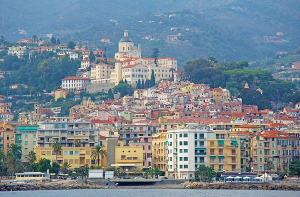 Foto tomada en Italia. Ciudad de San Remo, Italia, vista desde el mar — Foto de Stock