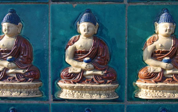 Un hermoso Buda azul está hecho de cerámica - una decoración en la pared — Foto de Stock