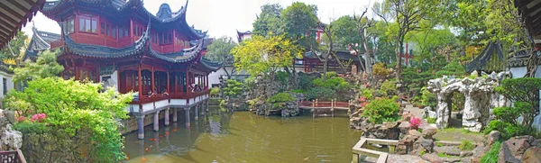 Panorama van een zomer Chinese Yuyuan tuin met een vijver in Shanghai. — Stockfoto