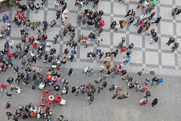 Mucha gente en la plaza. Vista desde arriba. Ciudad de Praga, República Checa . — Foto de Stock