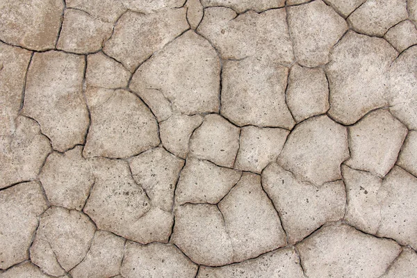 Dorre aarde. Droge gebarsten aarde achtergrond. Gebarsten modder patroon. Bodem In scheuren. Creviced textuur. Droogte land. Milieu droogte. — Stockfoto