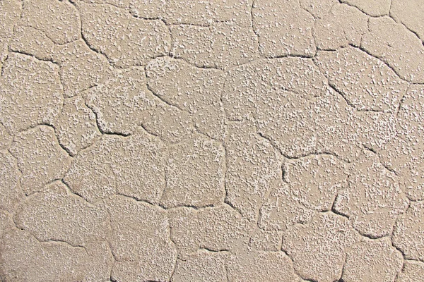 Tierra estéril. Fondo seco de tierra agrietada. Patrón de barro roto. Suelo en grietas. Textura ranurada. Tierra de sequía. Medio ambiente sequía . — Foto de Stock