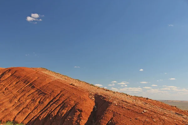 Lindas montanhas de barro vermelho contra o céu azul. Paisagem do deserto. Espaço para SMS. paisagem dramática do deserto de argila . — Fotografia de Stock