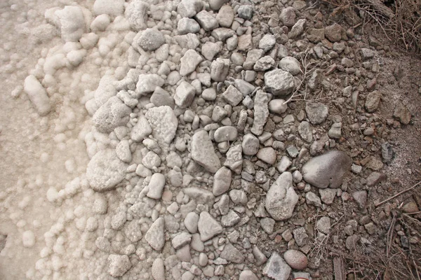 背景的石头与渐变从白色到灰色。用盐覆盖的石头。俄罗斯 Baskunchak 盐湖海岸. — 图库照片