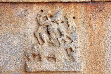 Taş Tapınak Hampi duvarlara bas-reliefs. Oyma taş antik arka plan. Taştan oyulmuş resimler. UNESCO dünya mirası. Karnataka, Hindistan.