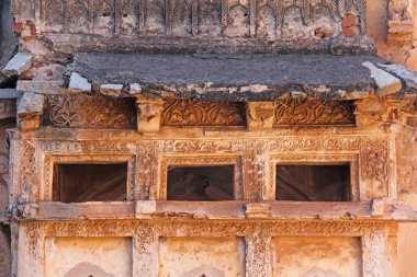 Hampi, Karnataka eyalet, Hindistan Kraliçe banyoları. Oyma taş antik arka plan. UNESCO dünya mirası. Oyma balkon.