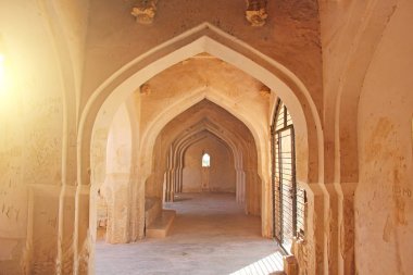 Hampi, Karnataka eyalet, Hindistan Kraliçe banyoları. Oyma taş antik arka plan. UNESCO dünya mirası. Naves tonoz koridor.