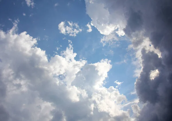 Blanco hermosas nubes rizadas esponjosas en el cielo azul, fondo de nubes blancas y cielo azul, lugar para el texto . —  Fotos de Stock