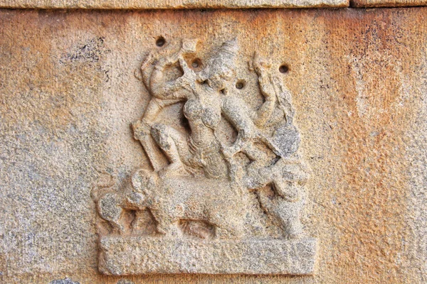 亨比寺墙上的石头浮雕。石刻古背景。雕刻的石头制成的数字。联合国教科文组织世界遗产遗址。卡纳卡, 印度. — 图库照片
