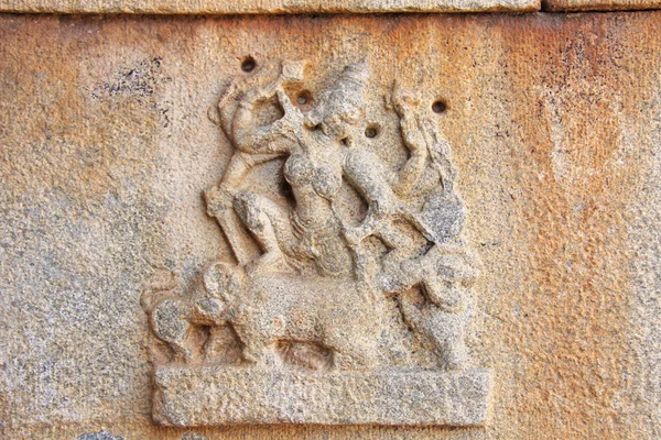 Stone bas-reliëfs op de muren in tempels Hampi. Snijwerk de steen oude achtergrond. Gesneden figuren gemaakt van steen. UNESCO World Heritage Site. Karnataka, India. — Stockfoto