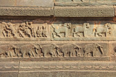 Taş Tapınak Hampi duvarlara bas-reliefs. Oyma taş antik arka plan. Taştan oyulmuş resimler. UNESCO dünya mirası. Karnataka, Hindistan. Kraliyet muhafaza.