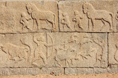 Taş Tapınak Hampi duvarlara bas-reliefs. Oyma taş antik arka plan. Taştan oyulmuş resimler. UNESCO dünya mirası. Karnataka, Hindistan. Kraliyet muhafaza.