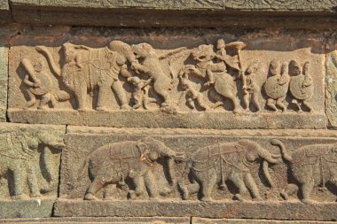 Taş Tapınak Hampi duvarlara bas-reliefs. Oyma taş antik arka plan. Taştan oyulmuş resimler. UNESCO dünya mirası. Karnataka, Hindistan. Kraliyet muhafaza.