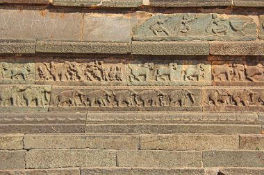 Taş Tapınak Hampi duvarlara bas-reliefs. Oyma taş antik arka plan. Taştan oyulmuş resimler. UNESCO dünya mirası. Karnataka, Hindistan. Kraliyet muhafaza.