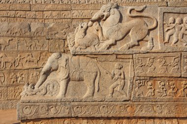 Taş Tapınak Hampi duvarlara bas-reliefs. Oyma taş antik arka plan. Taştan oyulmuş resimler. UNESCO dünya mirası. Karnataka, Hindistan. Bej renkli arka plan. Kraliyet muhafaza.