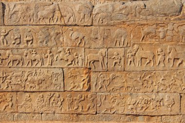 Taş Tapınak Hampi duvarlara bas-reliefs. Oyma taş antik arka plan. Taştan oyulmuş resimler. UNESCO dünya mirası. Karnataka, Hindistan. Bej renkli arka plan. Kraliyet muhafaza.