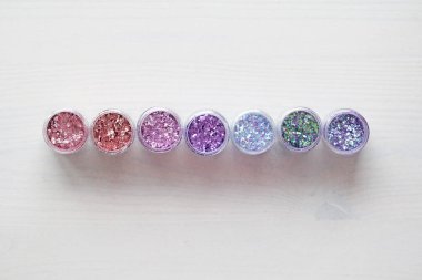 Çok renkli pullu bir kutu çivi tasarımı için. Kavanozlarda parıltı. Folyo tırnak hizmet için. Fotoğraf kümesi. Köpüklü güzellik ışıltı, glitter.